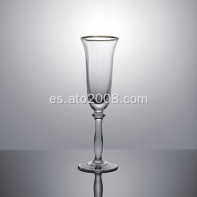 Vapor de vaso de vino tinto con borde de oro